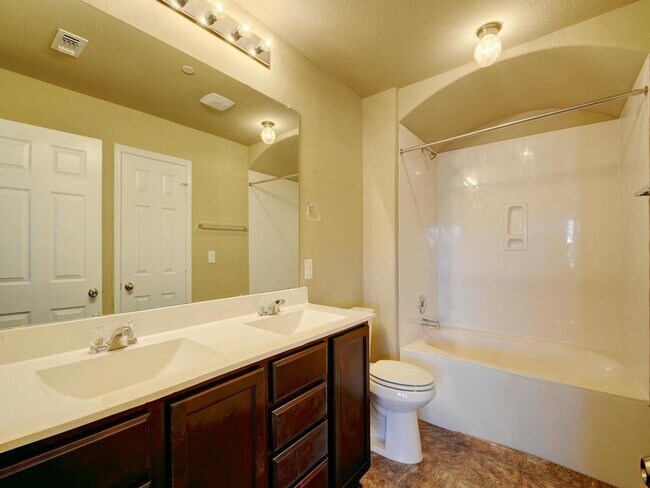 Building Photo - 1620 Bryant Dr