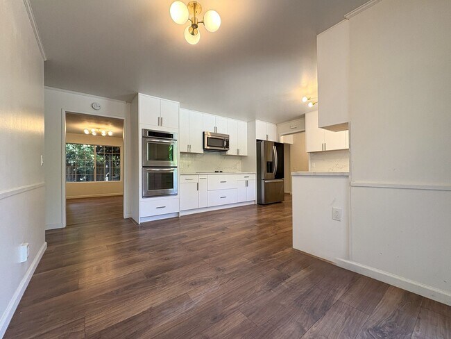 Building Photo - Stunning 4-Bedroom Home with Pool, Solar P...