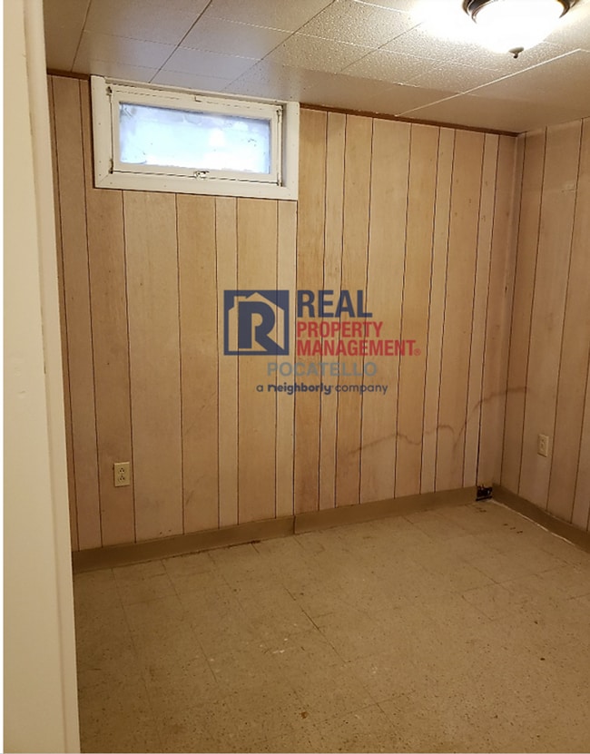 Building Photo - 3 Bedroom 1 Bath Home - 1 car garage - PET...
