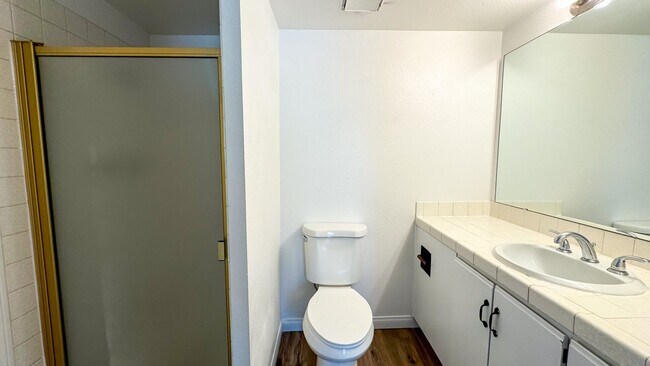 Building Photo - Las Vegas 2-Bed, 2-Bath Condo in Secure Ga...
