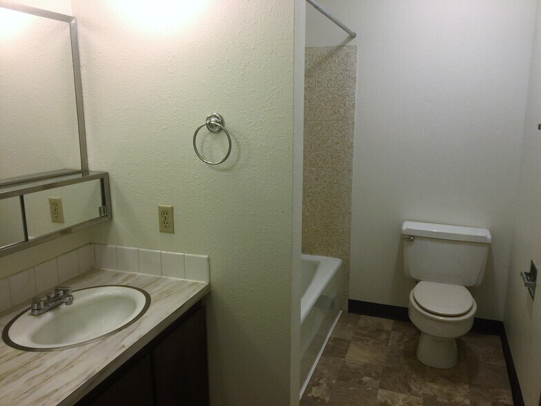 Building Photo - 600 SW Crestview St