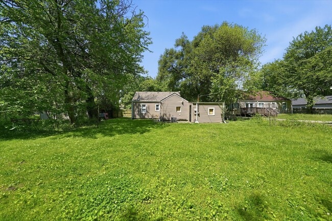 Building Photo - 1235 River Dr