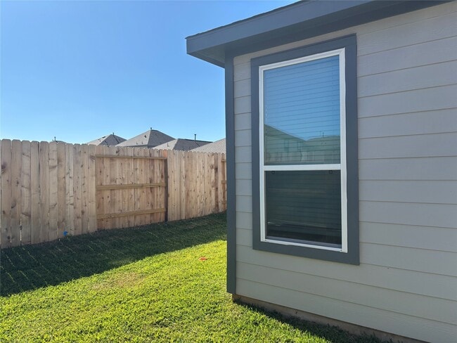 Building Photo - 4872 Sun Fls Dr