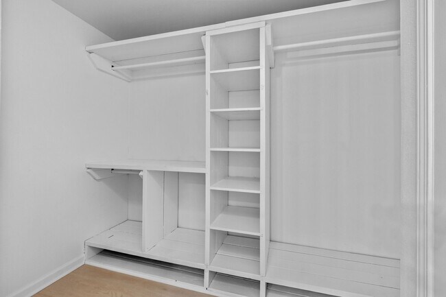 Building Photo - Modern 3-Bed, 2.5-Bath Apartment with Granite Kitchen & New Appliances!