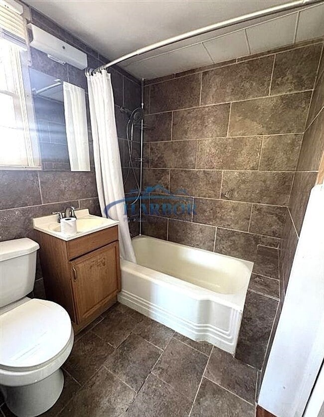 Building Photo - **** HOLIDAY MOVE IN SPECIAL- First Month Free!! Spend it on the Couch Instead!*** Charming Studi...