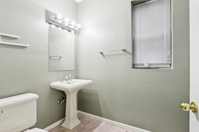 Building Photo - 3432 S Prairie Ave