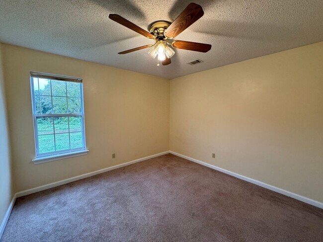 Building Photo - Charming 3BR/2BA Single-Family Home in a Peaceful Commerce Location