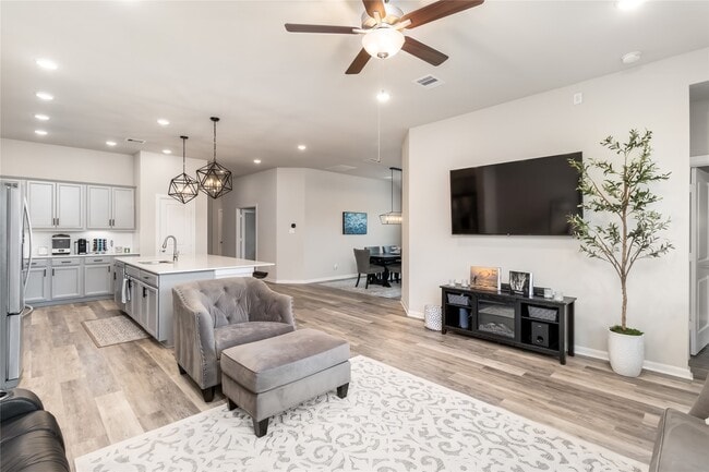 Building Photo - 323 Fanpalm Ct