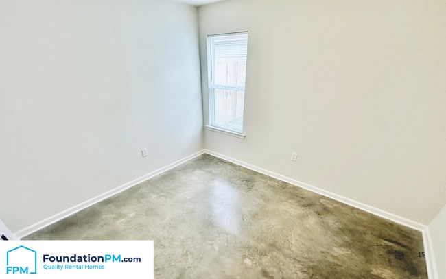 Building Photo - 2501 E Tyler Ave