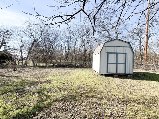 Building Photo - Available NOW!!!! Beautiful 3 bedroom, 2 bath home with covered patio and fenced yard.