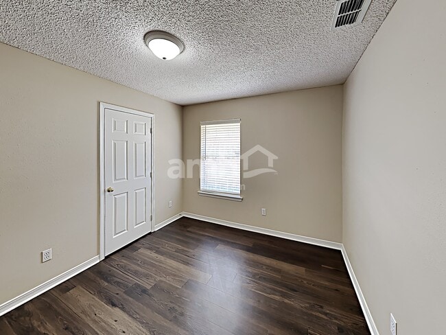 Building Photo - 6253 Ironside Dr N