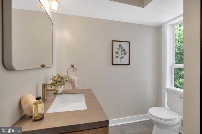 Full Bathroom - 1032 W Franklin St