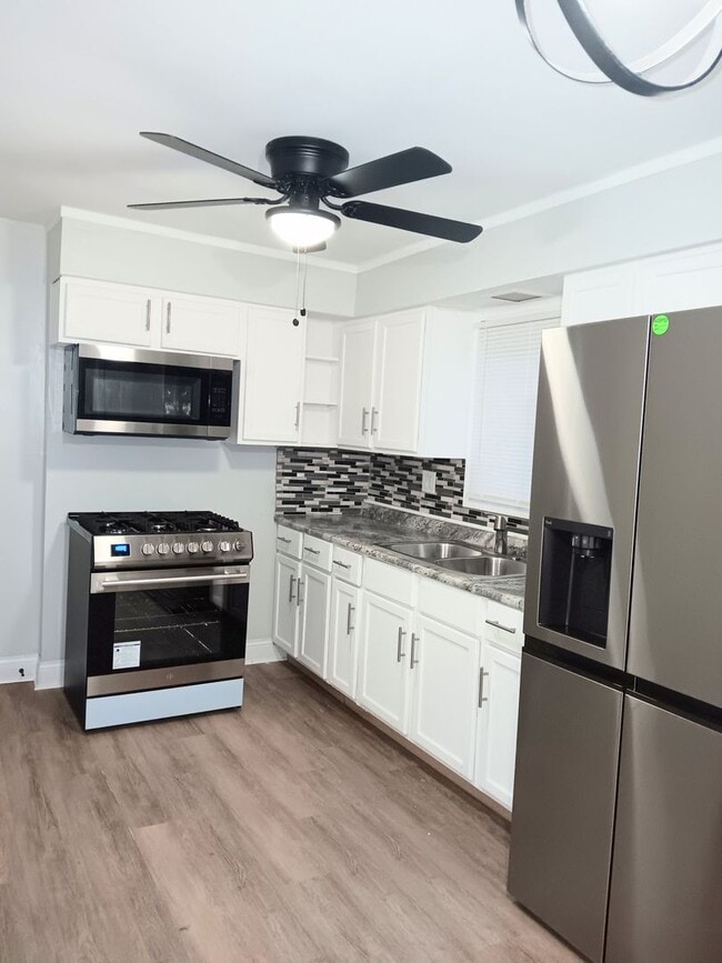 Building Photo - 3 Bedroom Sunnyside Beauty