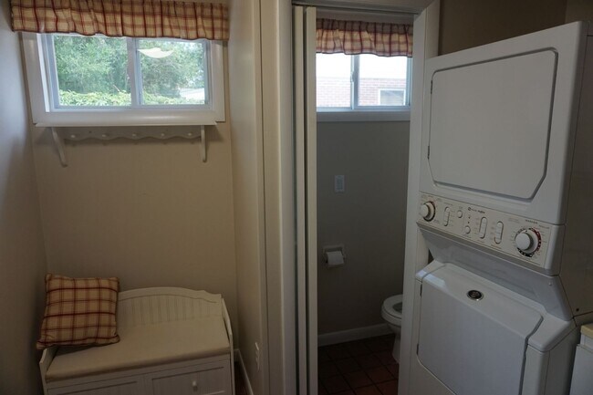 Building Photo - Beautiful 3 Bedroom House Behind Midtown