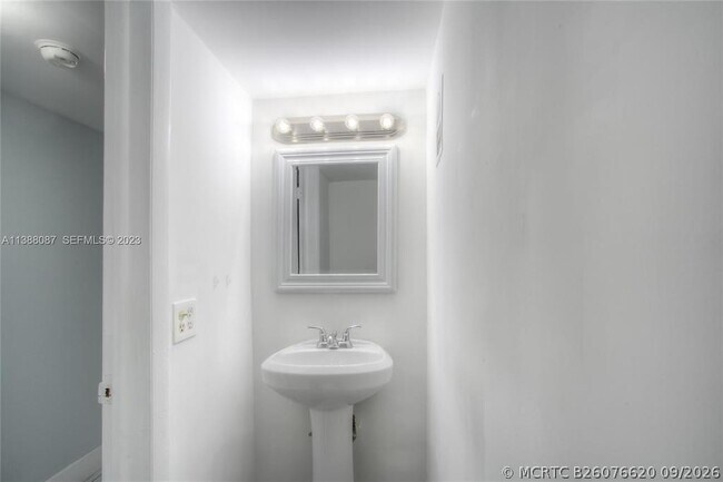 Building Photo - 10907 N Kendall Dr