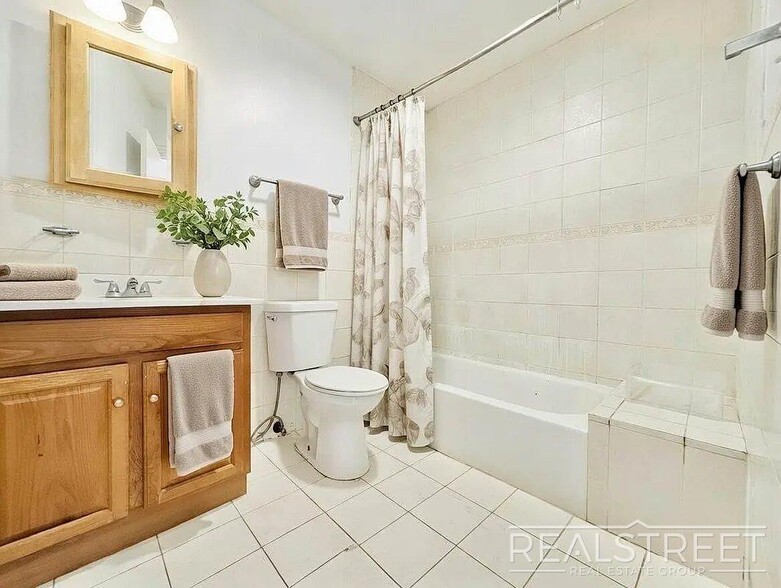 Building Photo - Decatur Street