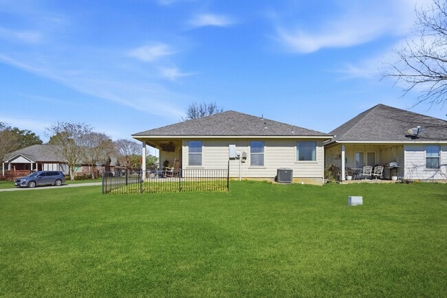 Building Photo - 102 Golfview Ct