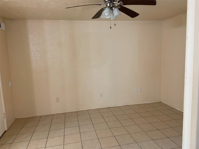 Building Photo - 5613 Hollow Pines Dr