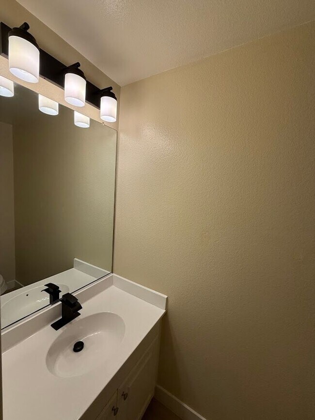 Building Photo - Beautiful 3 Bedroom 2 1/2 Bathroom Granada Hills Townhouse! Must See! Ready For Move-In!
