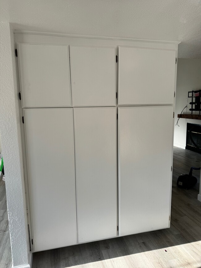 Building Photo - 512 E Lime Ave