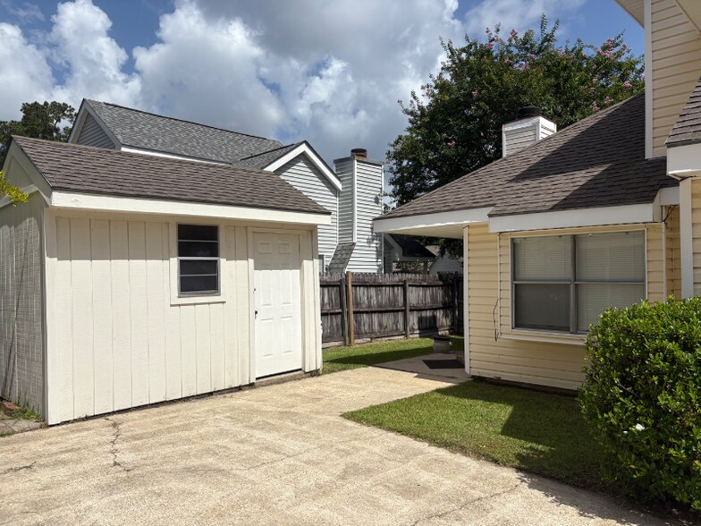 Building Photo - 90 Maison Dr