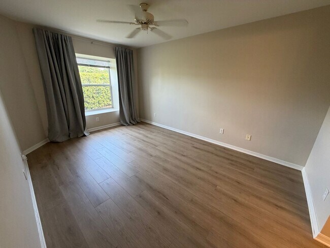 Building Photo - ANNUAL RENTAL - 2 BED / 2 BATH AT REGENT PARK