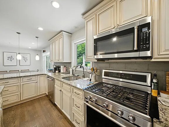 Building Photo - Beautifully renovated 4-bedroom, 4-bath re...