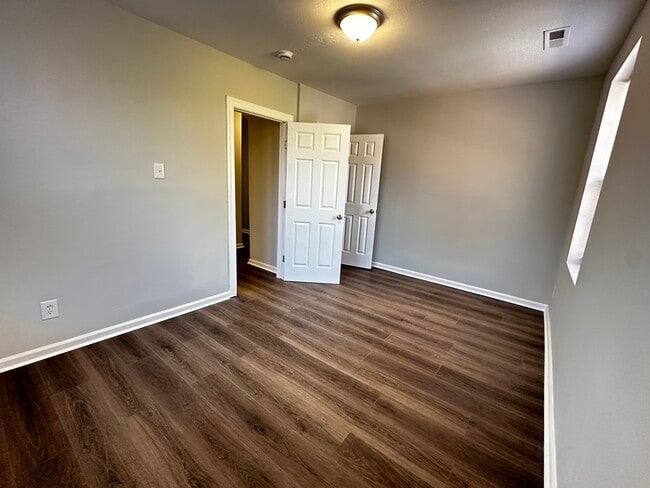 Building Photo - SE Duplex