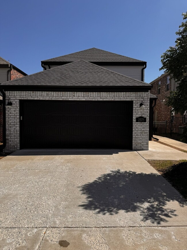 Building Photo - 2375 E Amherst Aly