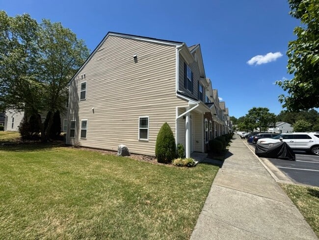 Building Photo - Gorgeous 3 Bedroom Townhome - Ready and Available