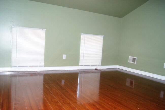 Building Photo - Charming 3 Bedroom/ 1 Bathroom Townhome in East Baltimore, MD!