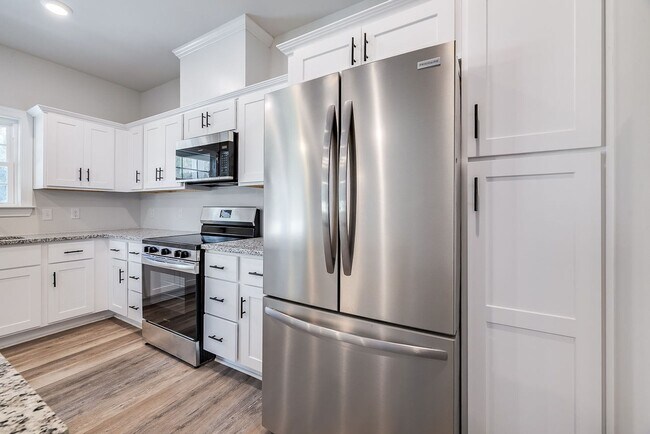 Building Photo - Like-New 4BR, 2.5BA Home with Privacy Fenc...