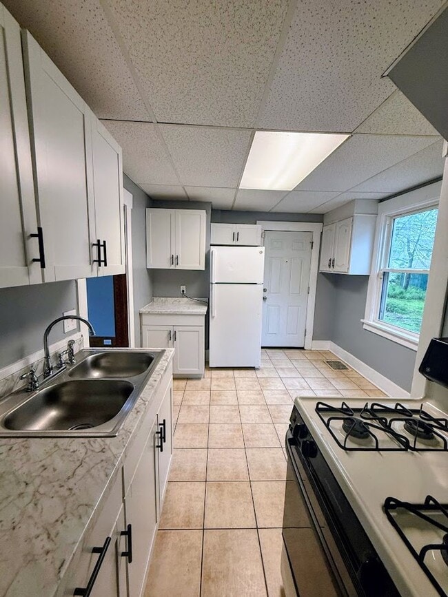 Building Photo - Three bedroom one bathroom home for rent
