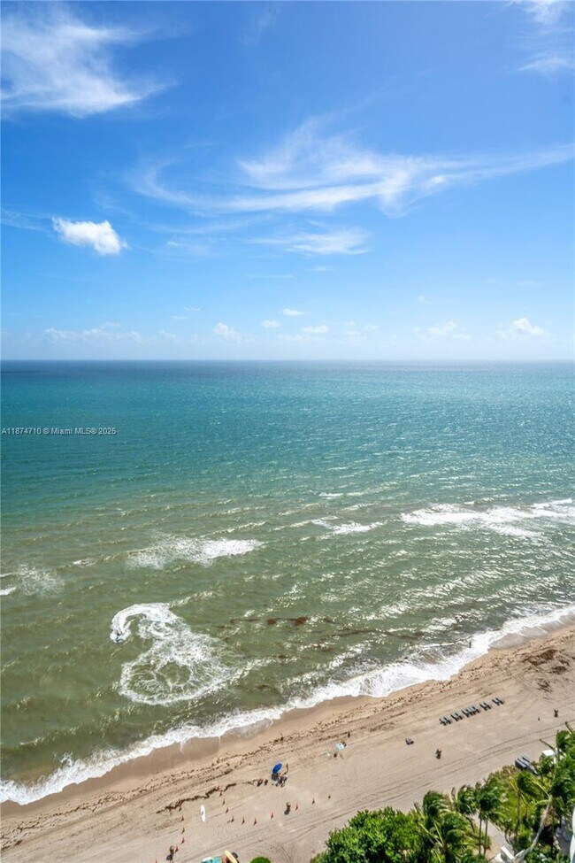 Building Photo - 15811 Collins Ave