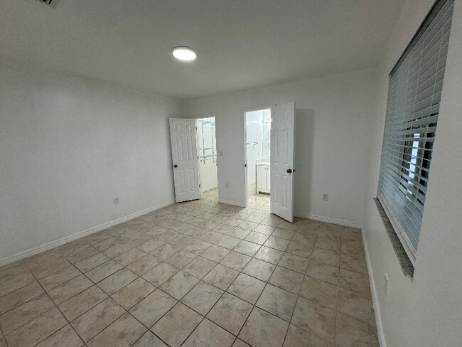 Building Photo - 2712 SW 118th Ct