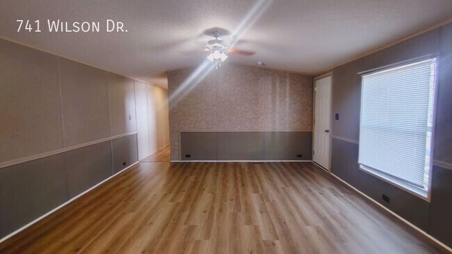 Building Photo - 741 Wilson Dr