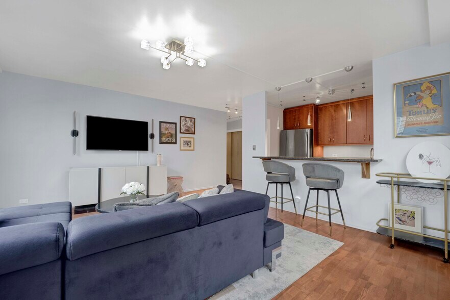 Building Photo - 1445 N State Pkwy