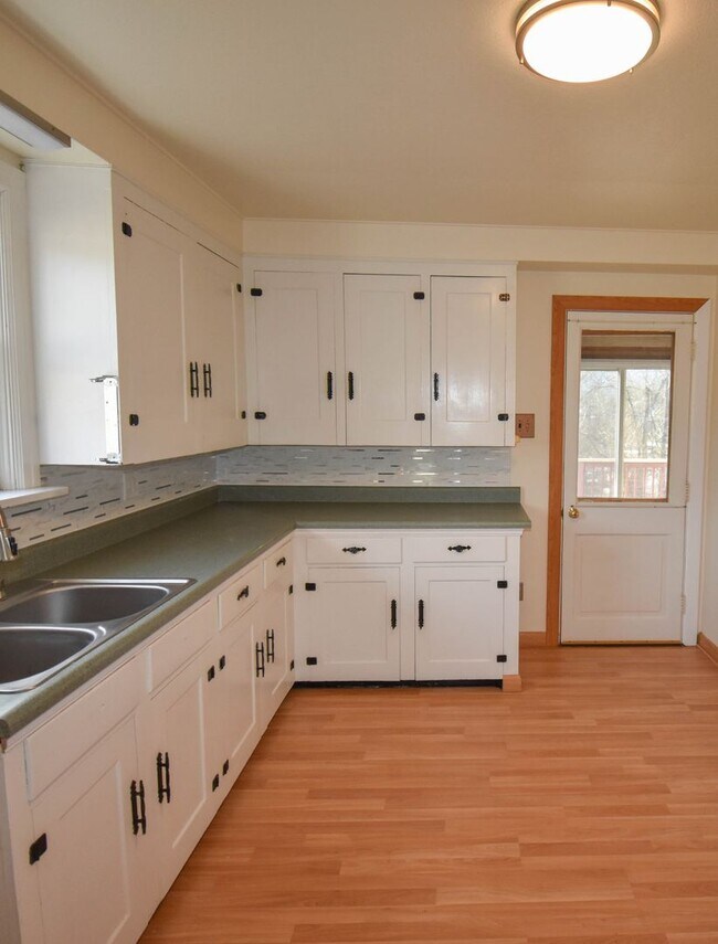 Building Photo - Two Bedroom Home with Detached Garage!