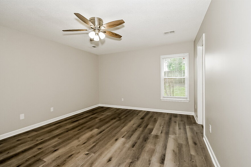 Building Photo - 8241 Meadow Vale Dr