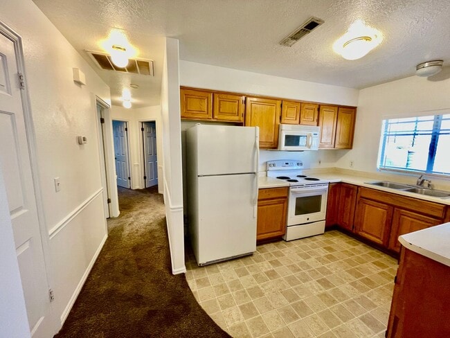 Building Photo - Adorable 3-BR Home with Garage and Amenities