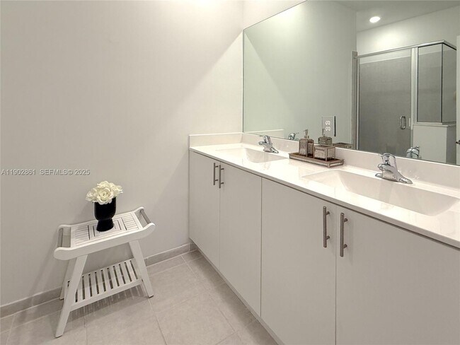 Building Photo - 1060 SE 26th Ter