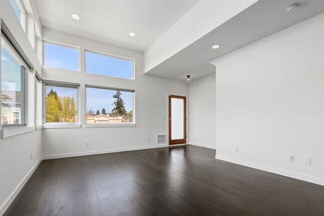 Building Photo - Stunning Modern Air-Conditioned in Coveted...