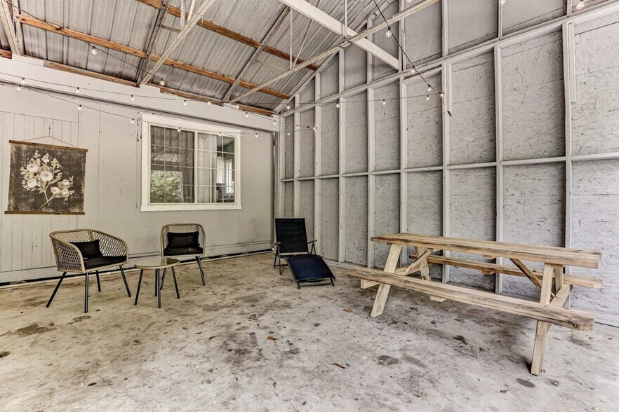 Building Photo - 561 Mendel Ave