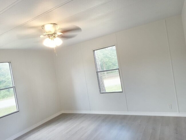 Building Photo - Cozy Roy Harris Loop mobile home