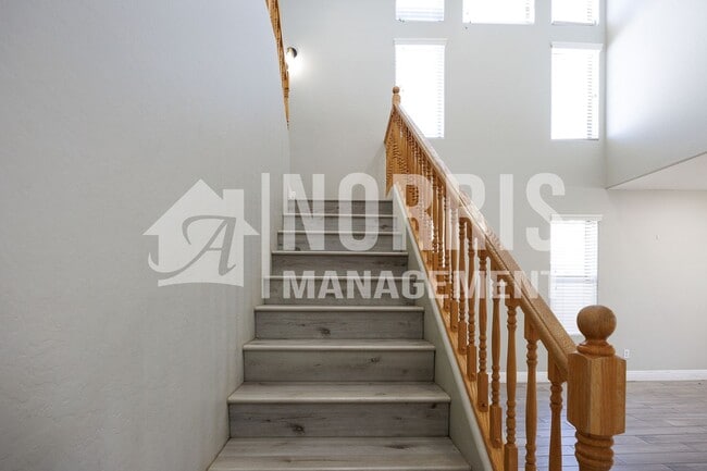 Building Photo - 1553 E Alba Dr