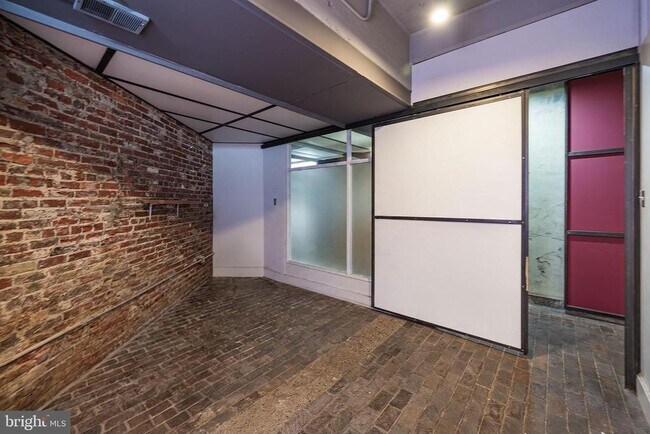 Building Photo - 144-50 W Laurel St