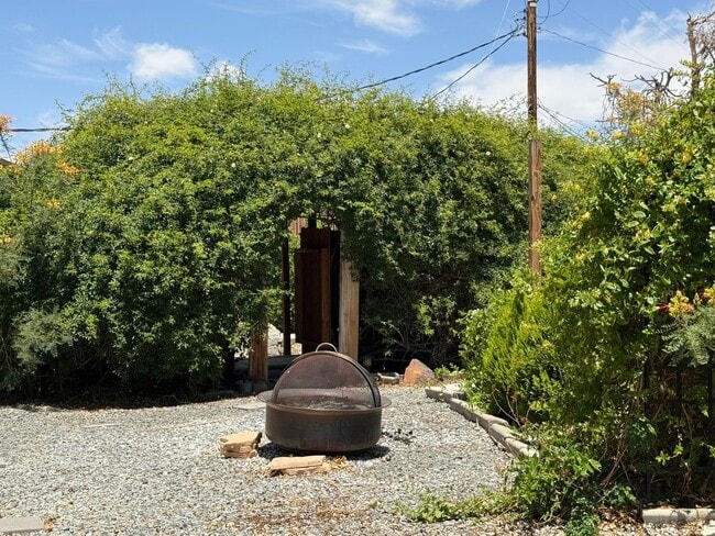 Building Photo - High Desert Retreat- 3 Bedrooms, 2 Bathroo...