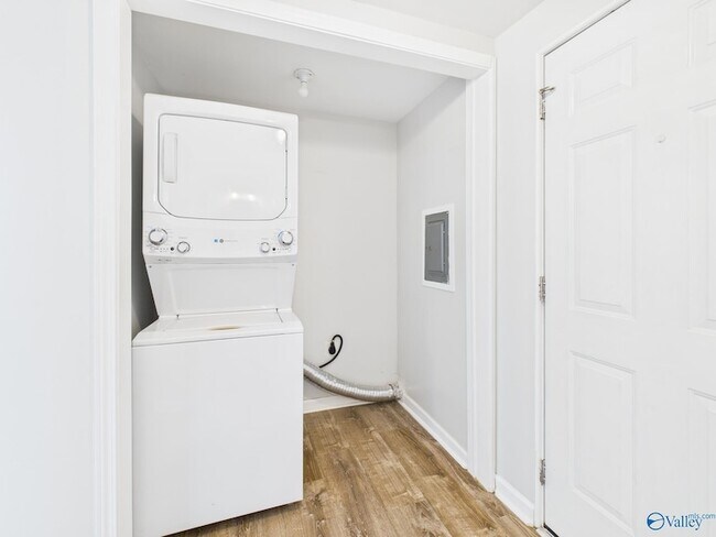 Building Photo - 2104 Levert St NE