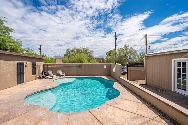 Building Photo - 928 E 6th St