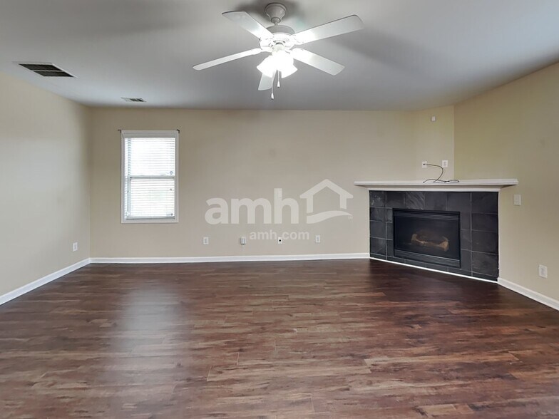 Building Photo - 850 Stonehaven Rd SW